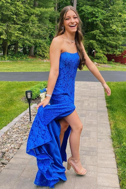 Trägerloses königsblaues Ballkleid aus Spitze mit Schlitz