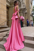 Esther | Precioso vestido de fiesta largo de satén rosa con escote en V y gran lazo.
