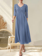 A-Linie V-Ausschnitt Wadenlanges Chiffon-Spitzenkleid für die Brautmutter mit Perlenbesatz