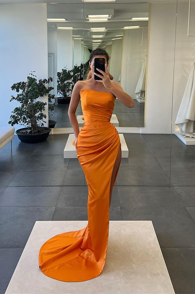Langes, trägerloses, ärmelloses Ballkleid aus Satin im Meerjungfrauenstil mit Schlitz