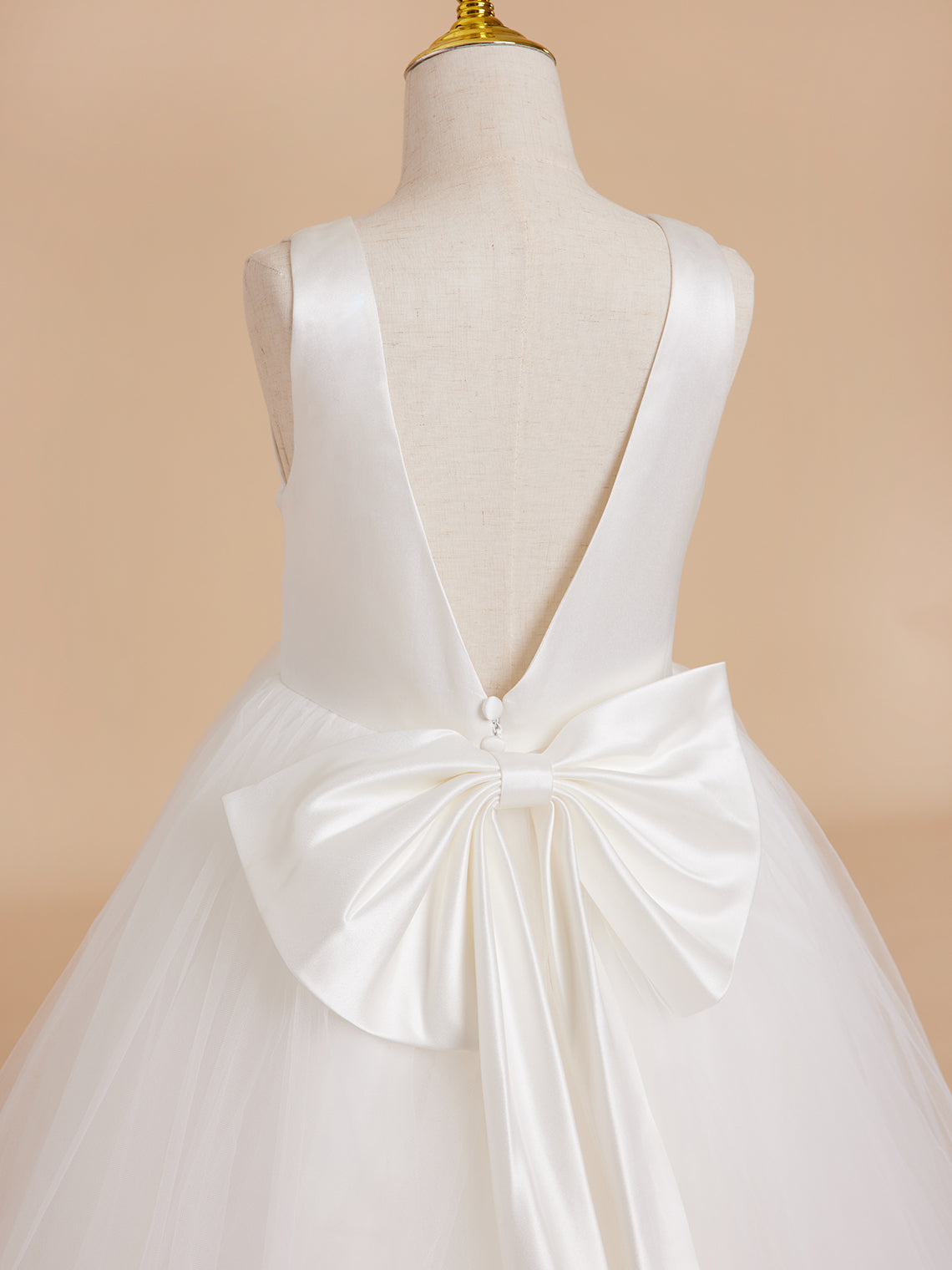 Klassisches weißes ärmelloses A-Linien-Blumenmädchenkleid aus Satin und Tüll 
