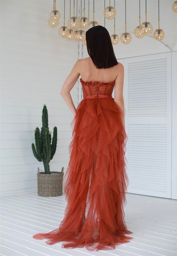 Saanvi | Elegante vestido de fiesta de tul con volantes escalonados en color óxido