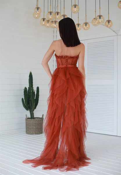 Saanvi | Elegante vestido de fiesta de tul con volantes escalonados en color óxido