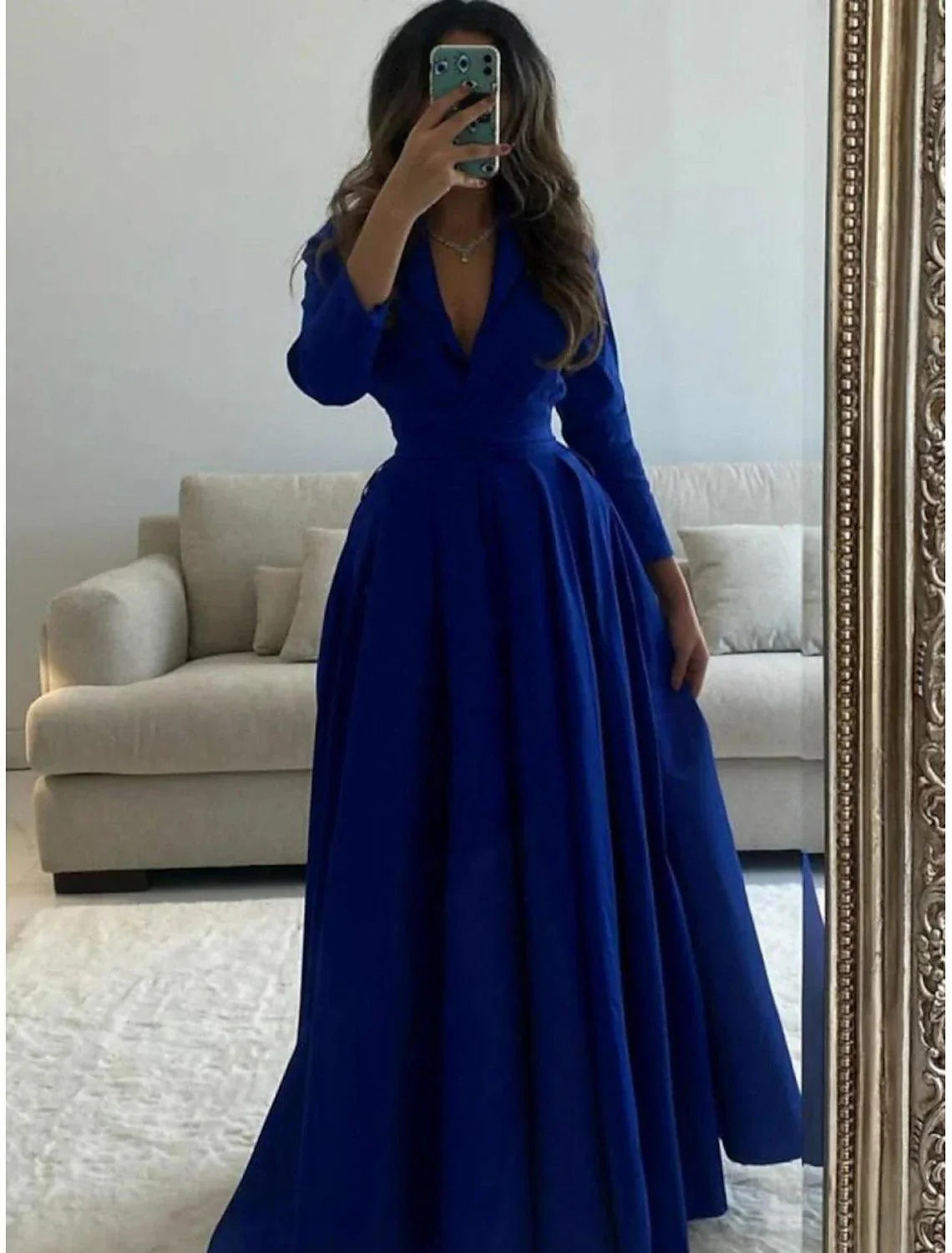 Elegantes formelles Abendkleid mit langen Ärmeln und V-Ausschnitt und Falten