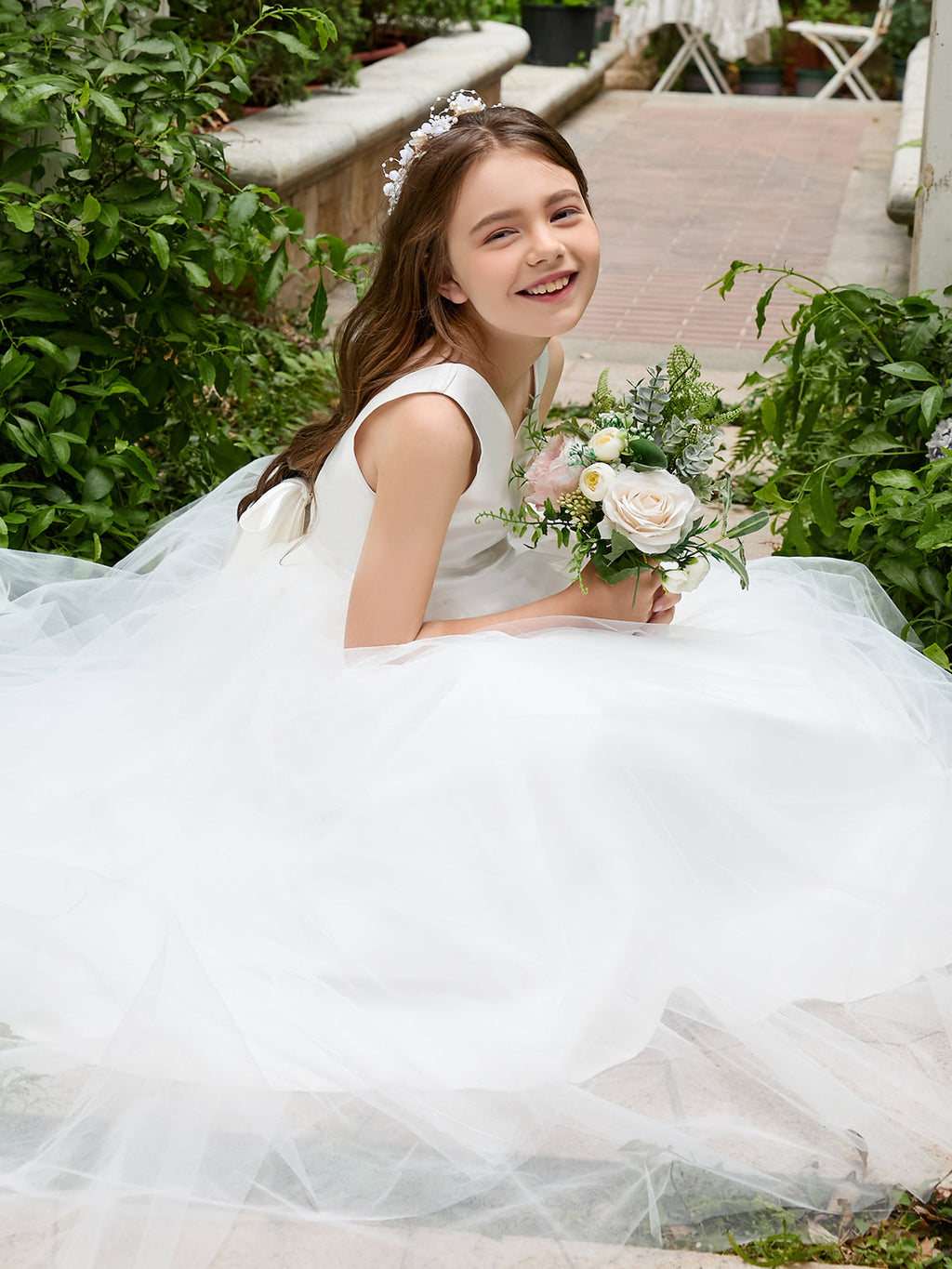 Klassisches weißes ärmelloses A-Linien-Blumenmädchenkleid aus Satin und Tüll 