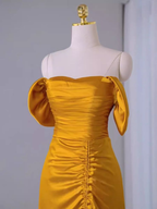 Vestido de fiesta amarillo plisado con hombros descubiertos y abertura en la espalda Y7598