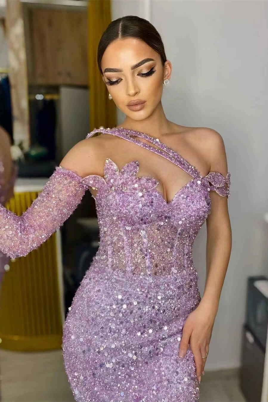 Hermoso vestido de fiesta de sirena con un solo hombro y mangas largas con lentejuelas color lavanda