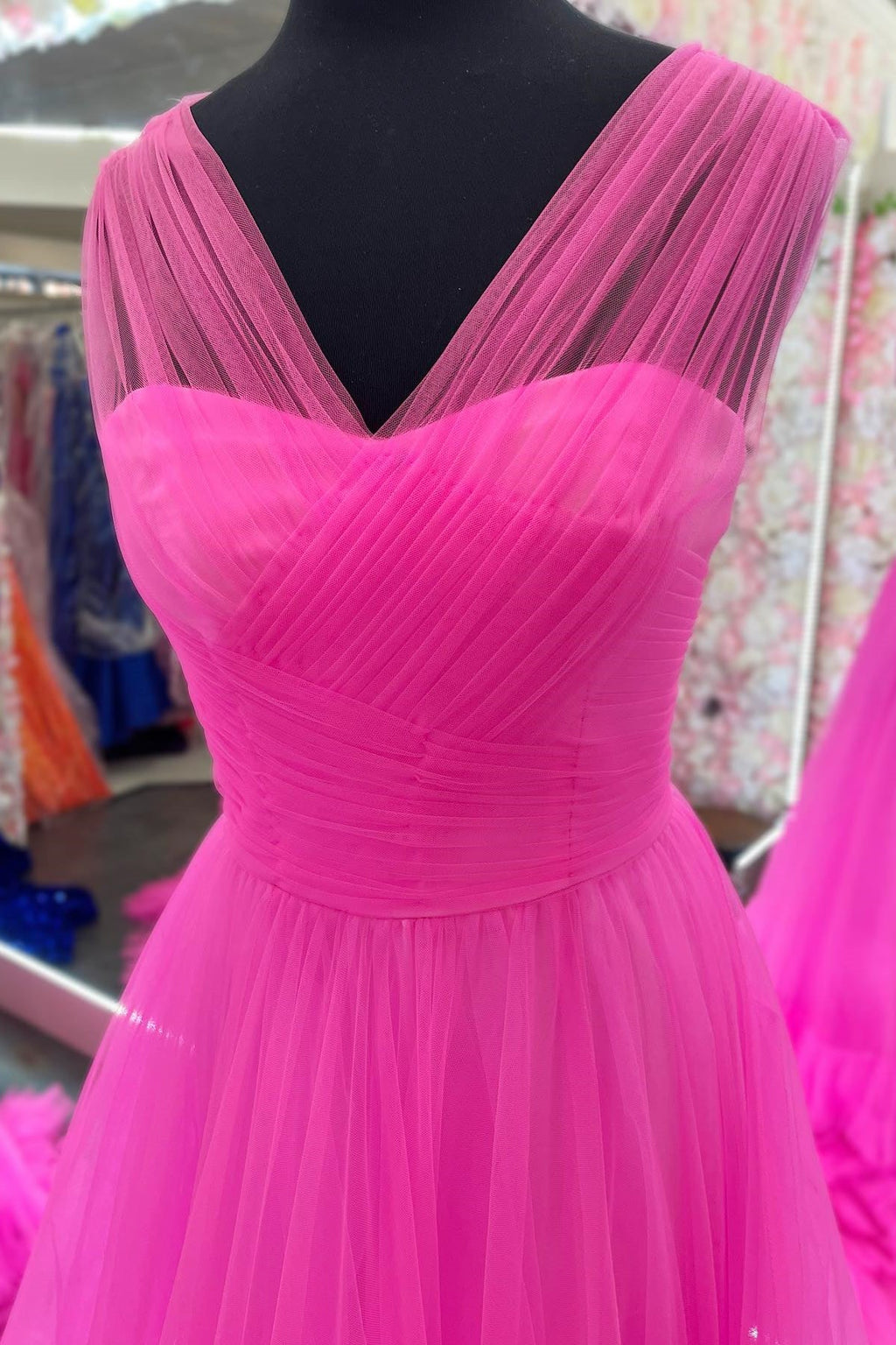 Mariam | Vestido de fiesta de tul con capas y escote en V ilusión de línea A