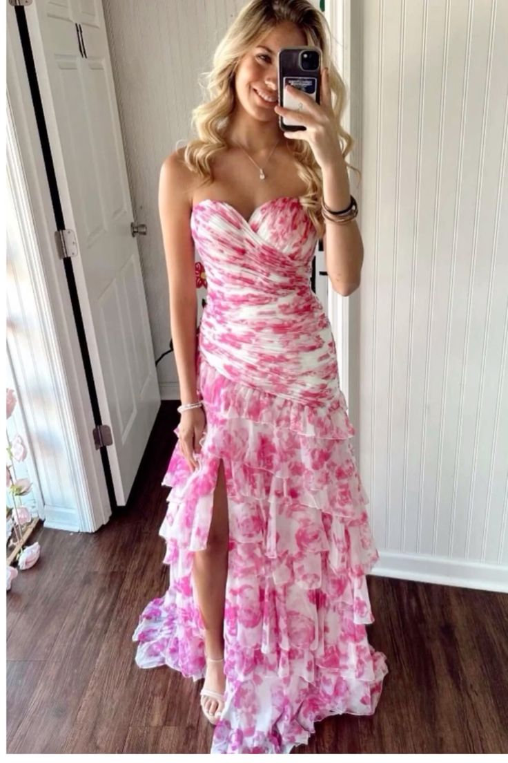 Hübsches trägerloses Chiffon-Print-Blumen-Lagen-Abendkleid mit Schlitz Y7881