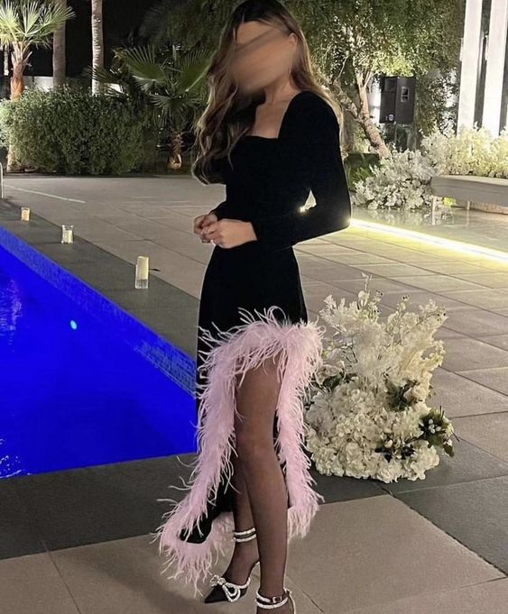 Schickes schwarzes Abendkleid mit langen Ärmeln und Federn Y6724