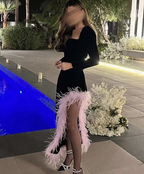 Schickes schwarzes Abendkleid mit langen Ärmeln und Federn Y6724
