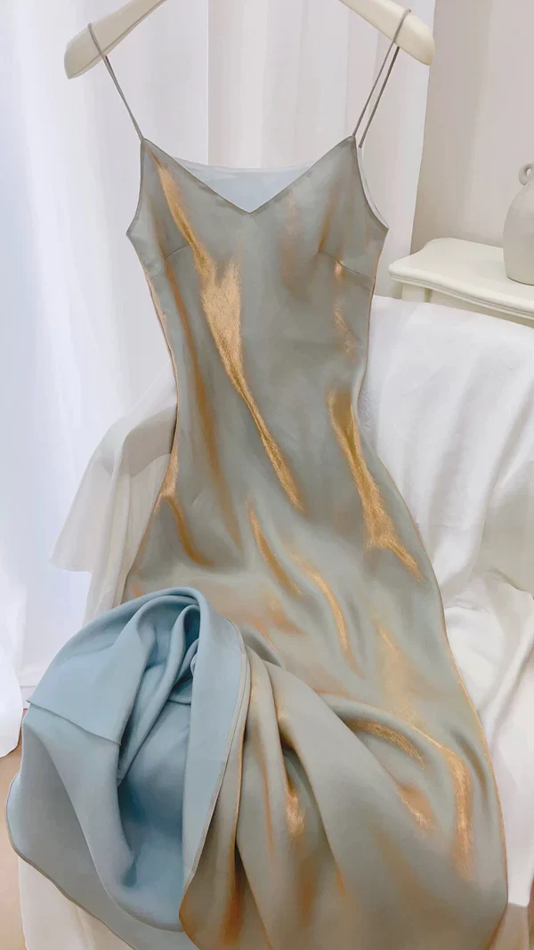Einzigartiges A-Linien-Ballkleid aus Satin mit Spaghettiträgern und V-Ausschnitt Y8061