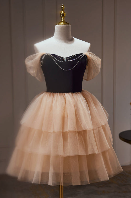 Elegantes vestidos de fiesta cortos de tul con cuentas y hombros descubiertos color champán
