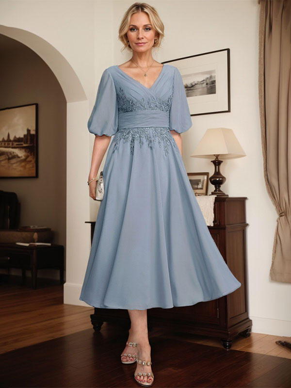 Vestido de madre de la novia de gasa con encaje, escote en V y largo hasta la rodilla con pliegues