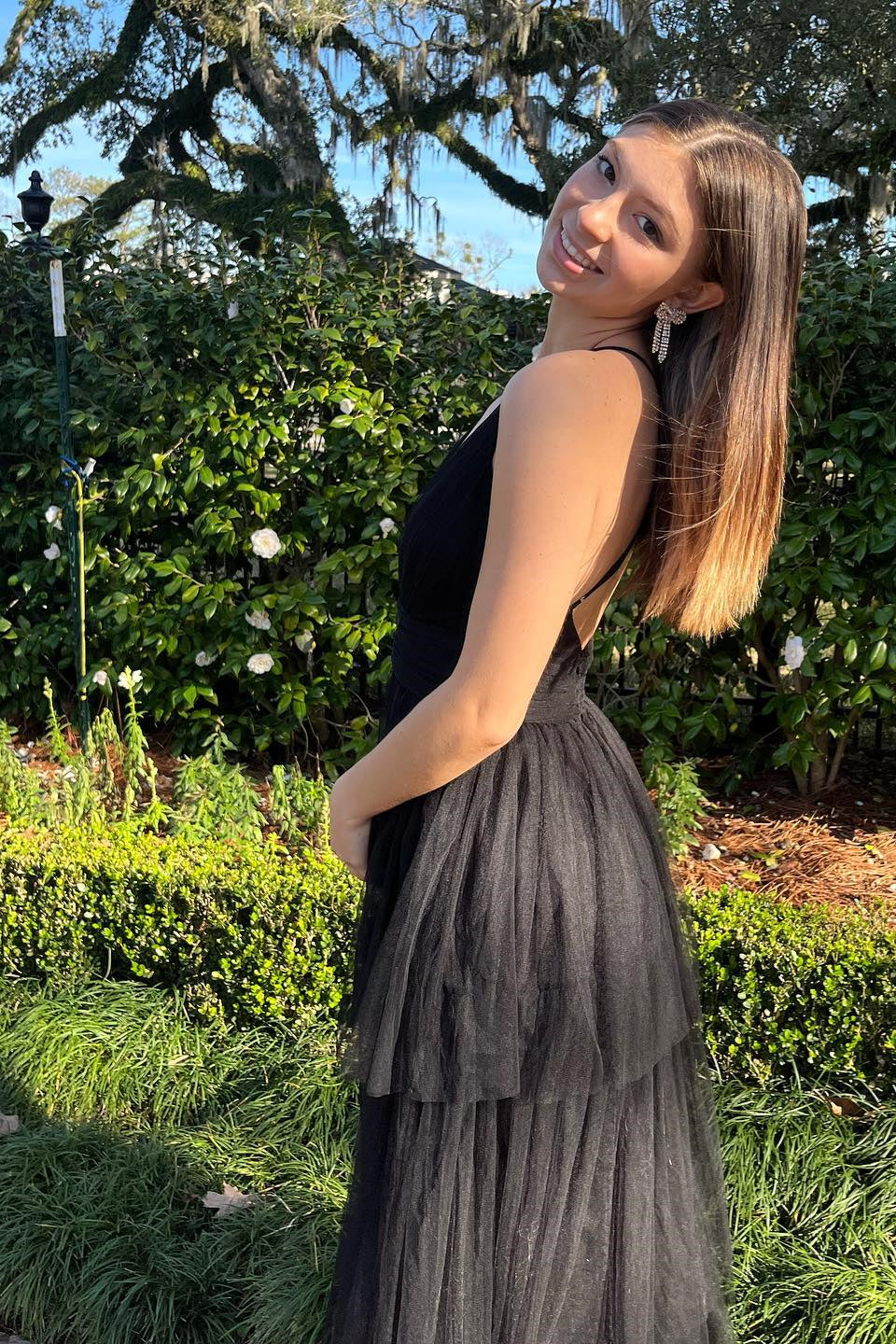 Adalyn | Vestido de fiesta largo negro de tul multicapa con escote en V profundo y espalda cruzada
