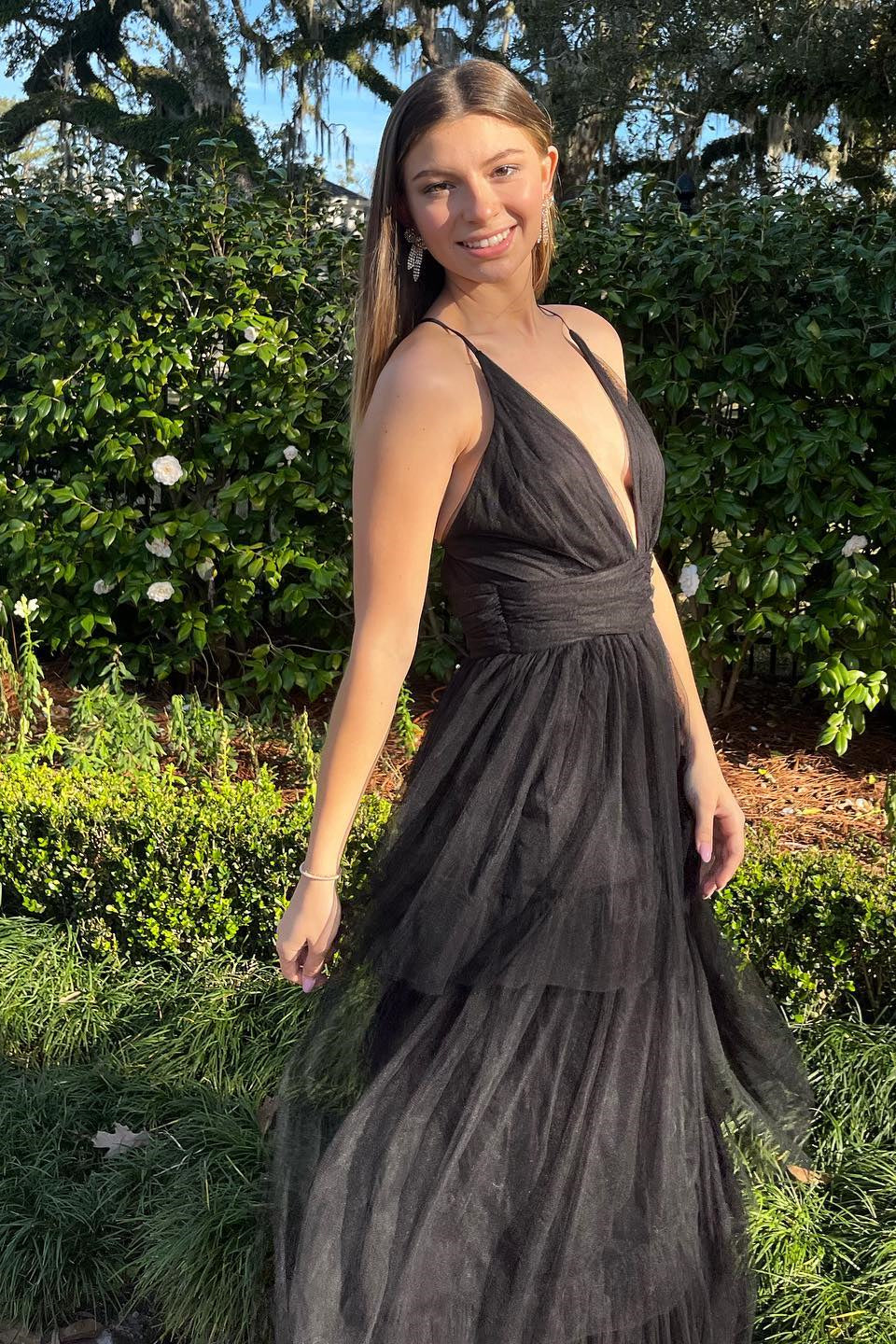 Adalyn | Vestido de fiesta largo negro de tul multicapa con escote en V profundo y espalda cruzada
