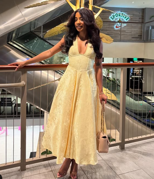 Vestido de noche sexy con escote halter y escote en V profundo, estampado de satén amarillo, Y8249