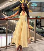 Vestido de noche sexy con escote halter y escote en V profundo, estampado de satén amarillo, Y8249