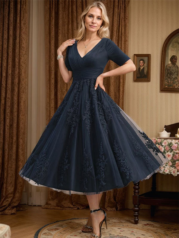 Vestido de madre de la novia de tul con encaje, escote en V y corte A hasta la rodilla con pliegues