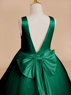 Klassisches weißes ärmelloses A-Linien-Blumenmädchenkleid aus Satin und Tüll 