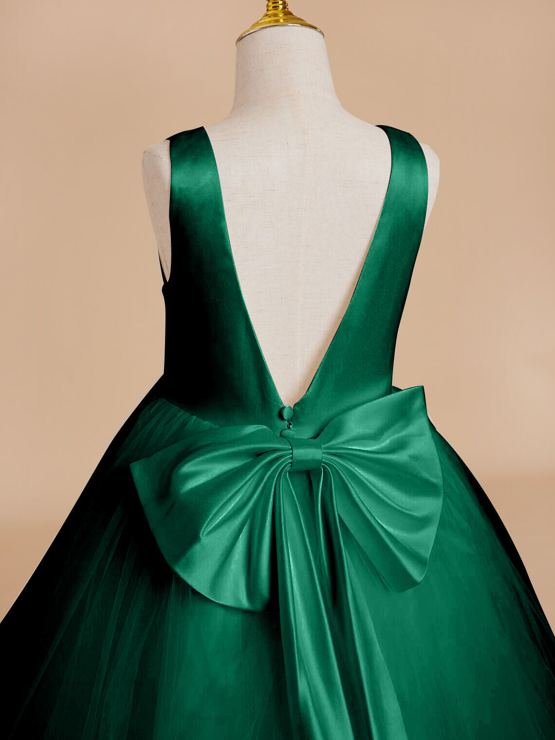 Klassisches weißes ärmelloses A-Linien-Blumenmädchenkleid aus Satin und Tüll 