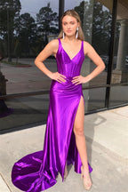 Lara | Langes Ballkleid aus Satin im Meerjungfrauen-Stil mit V-Ausschnitt und Schlitz in Traubenfarbe