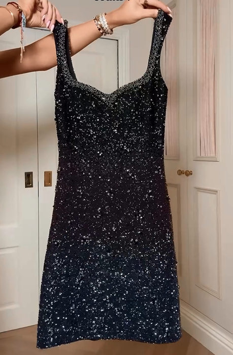 Vestido de fiesta corto con lentejuelas negras y tirantes finos