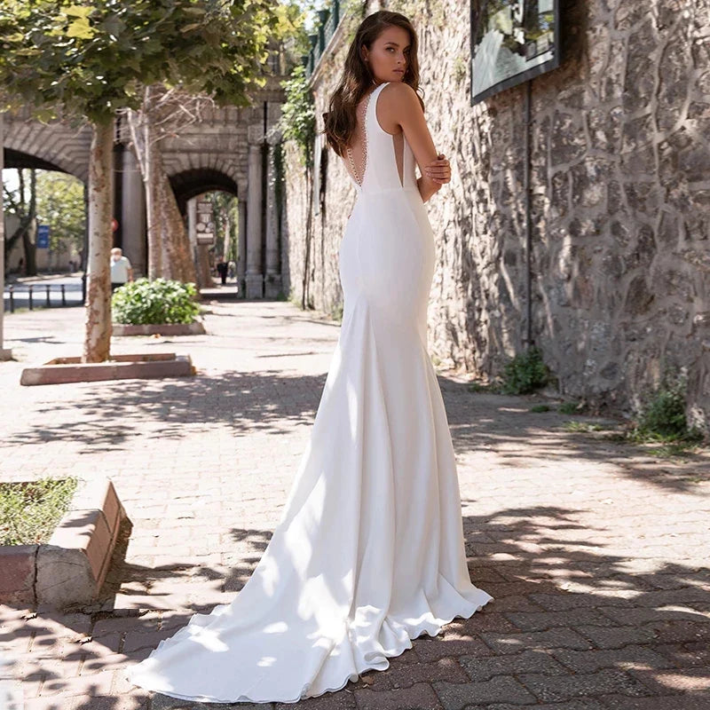 Simple And Elegant Mermaid Wedding Gauze V-Neck Sleeveless White Sweeping Train Satin Bride Gowns With Buttons Vestido De-payinti