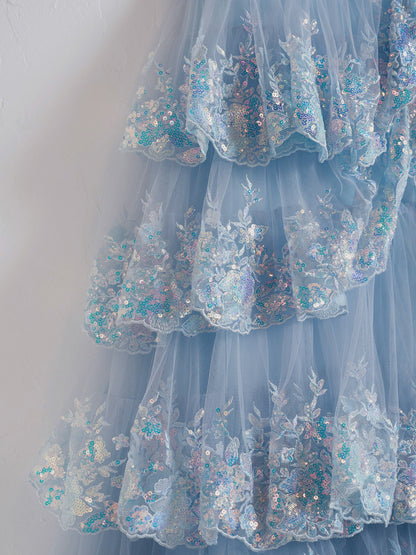 Capri | Vestido de fiesta princesa de lentejuelas de cristal azul, corte A, hombros descubiertos y volantes de encaje