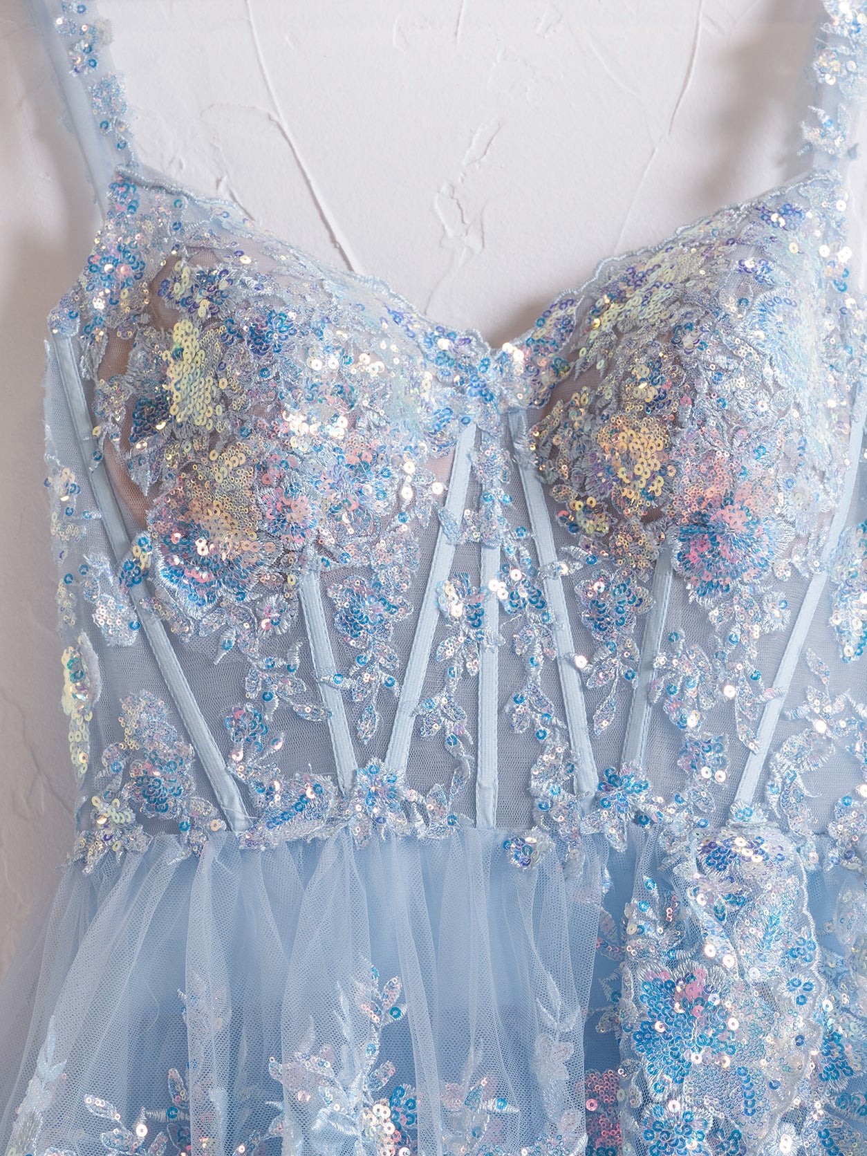 Capri | Vestido de fiesta princesa de lentejuelas de cristal azul, corte A, hombros descubiertos y volantes de encaje