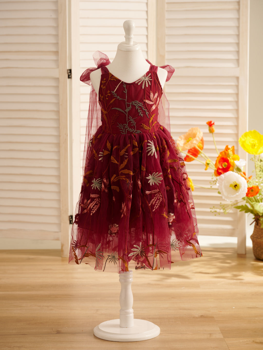 Knielanges Blumenmädchenkleid aus gebranntem orangefarbenem Spitzentüll mit Stickerei 