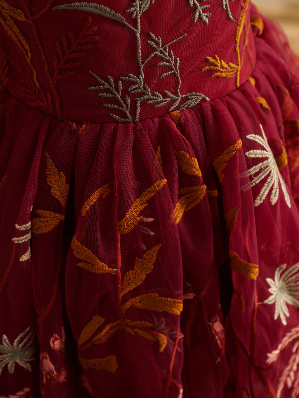 Knielanges Blumenmädchenkleid aus gebranntem orangefarbenem Spitzentüll mit Stickerei 