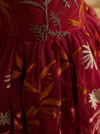 Knielanges Blumenmädchenkleid aus gebranntem orangefarbenem Spitzentüll mit Stickerei 
