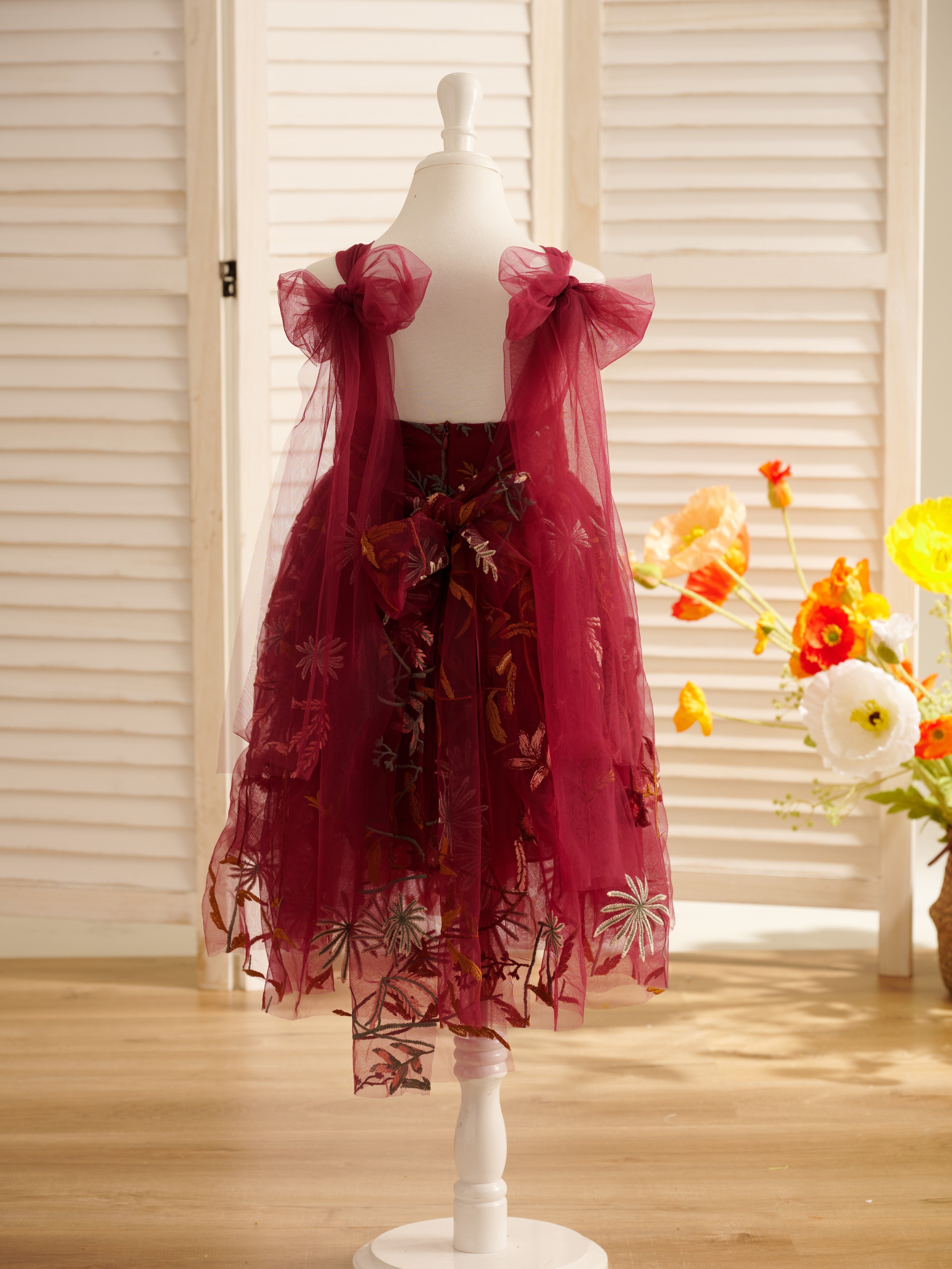Knielanges Blumenmädchenkleid aus gebranntem orangefarbenem Spitzentüll mit Stickerei 