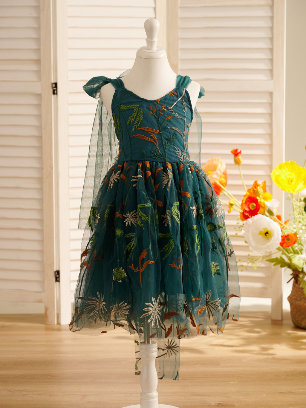 Knielanges Blumenmädchenkleid aus gebranntem orangefarbenem Spitzentüll mit Stickerei 