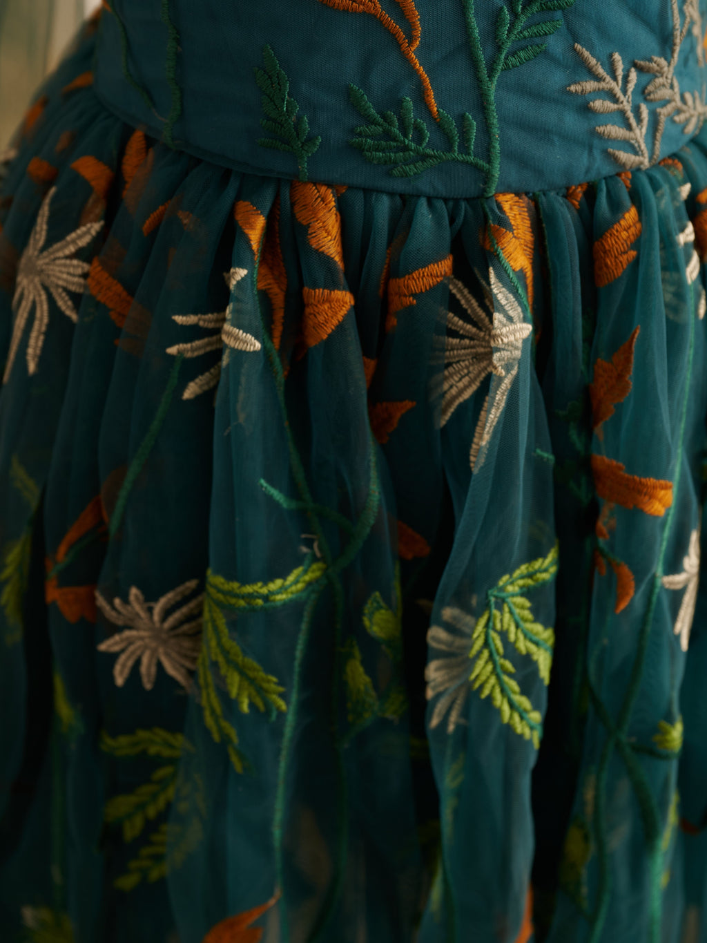 Knielanges Blumenmädchenkleid aus gebranntem orangefarbenem Spitzentüll mit Stickerei 