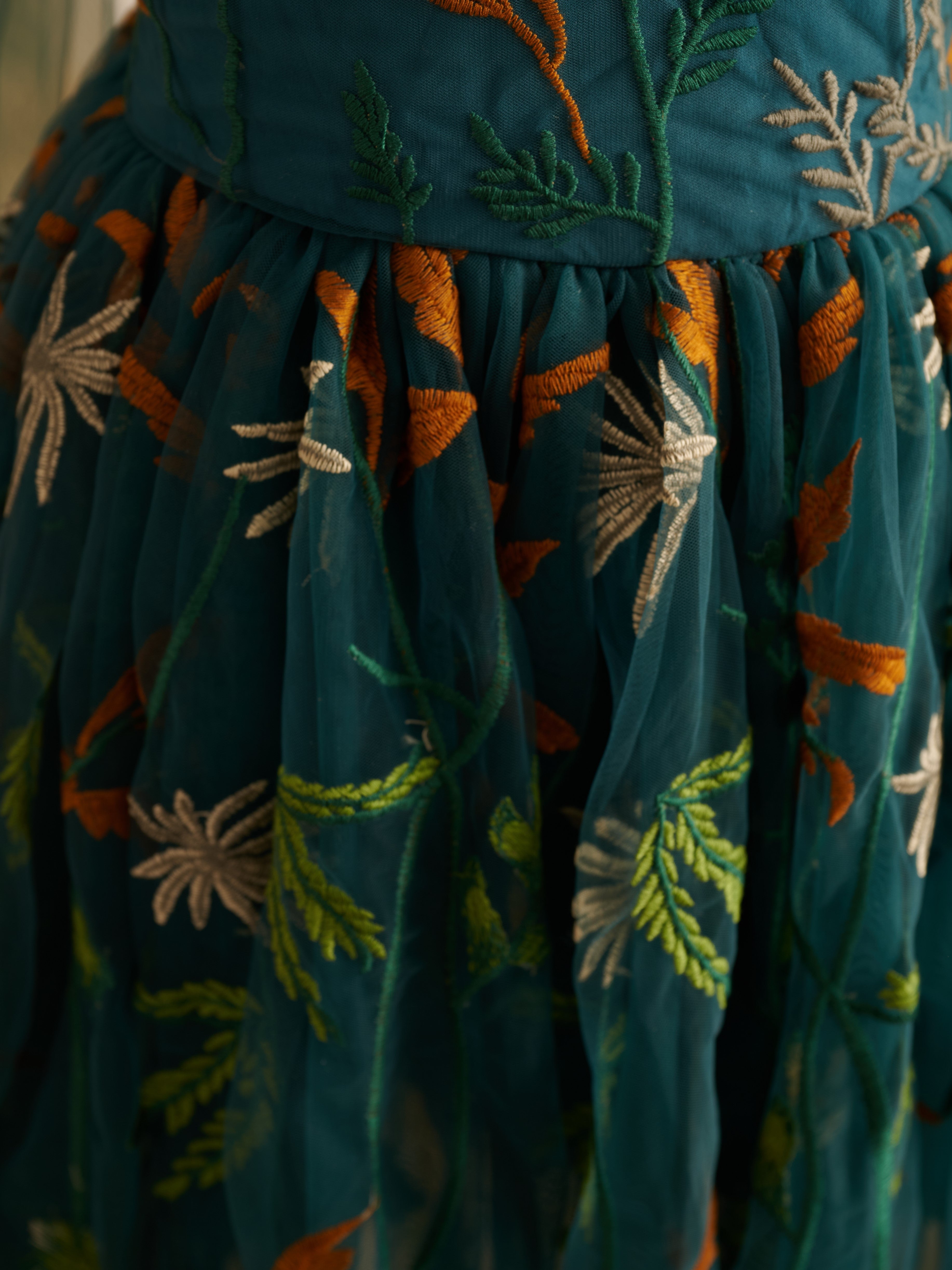 Knielanges Blumenmädchenkleid aus gebranntem orangefarbenem Spitzentüll mit Stickerei 