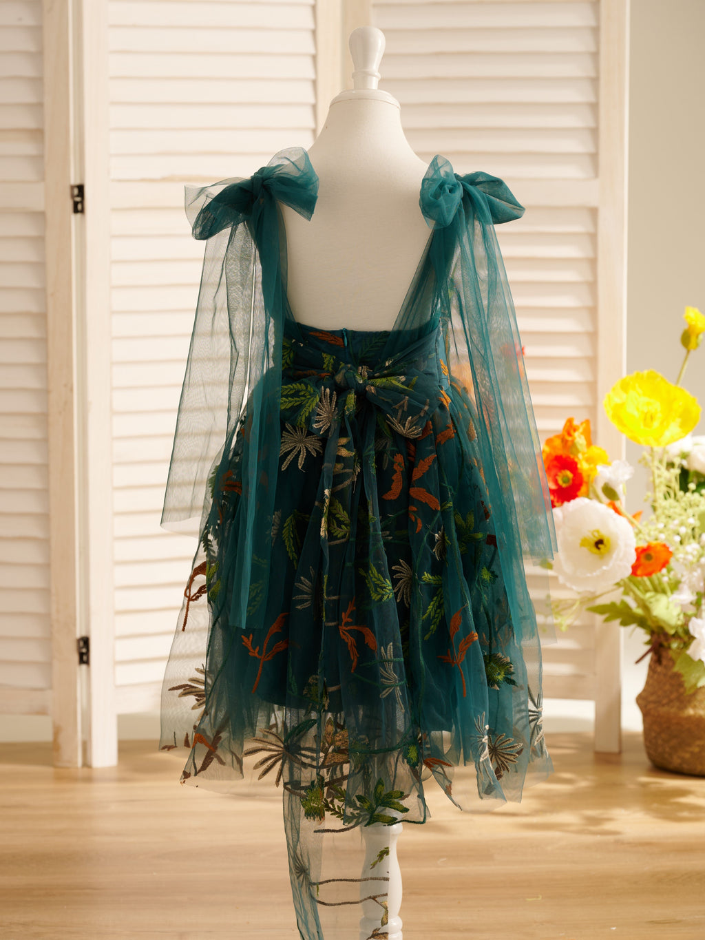 Knielanges Blumenmädchenkleid aus gebranntem orangefarbenem Spitzentüll mit Stickerei 