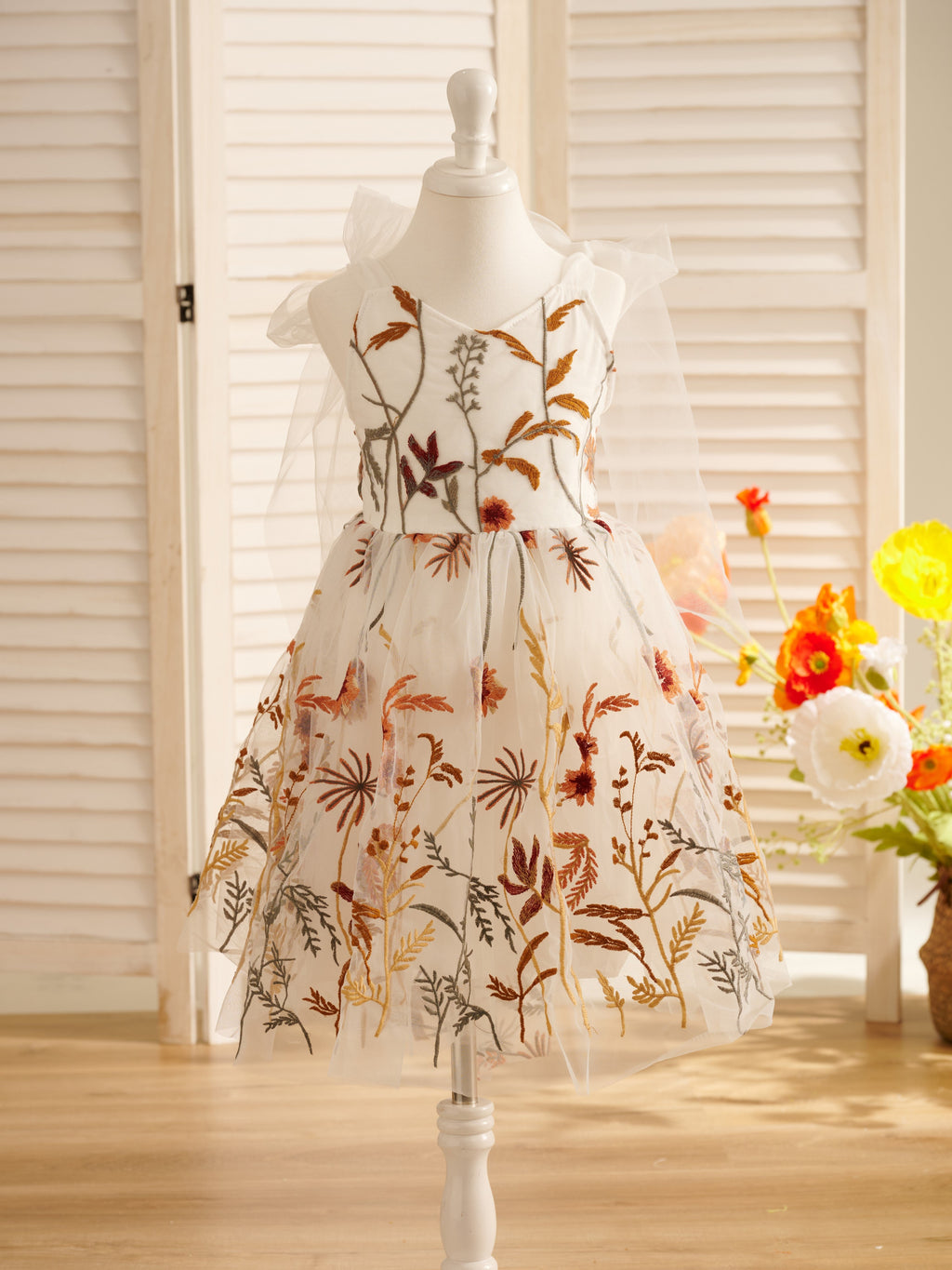 Knielanges Blumenmädchenkleid aus gebranntem orangefarbenem Spitzentüll mit Stickerei 