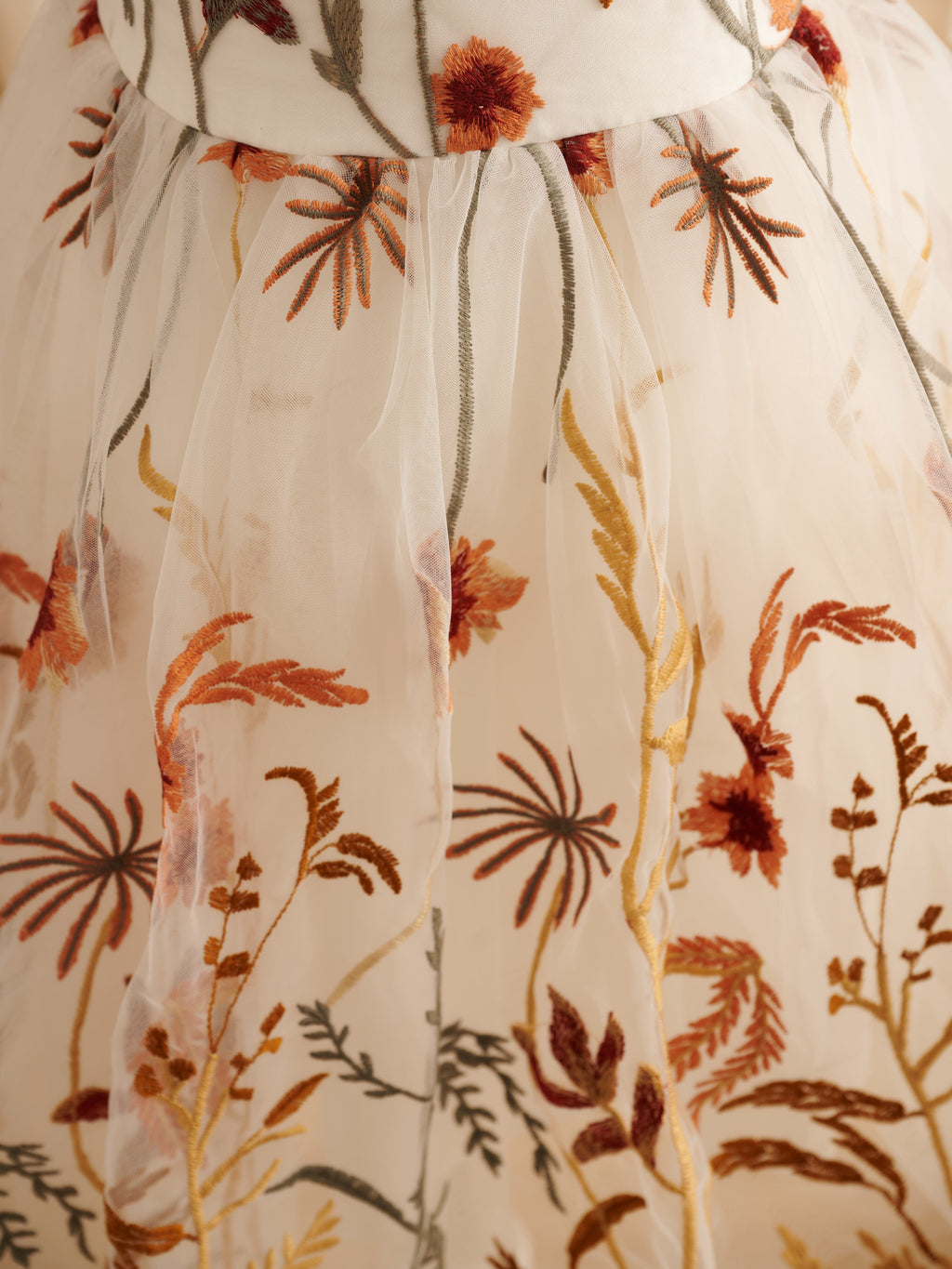 Knielanges Blumenmädchenkleid aus gebranntem orangefarbenem Spitzentüll mit Stickerei 