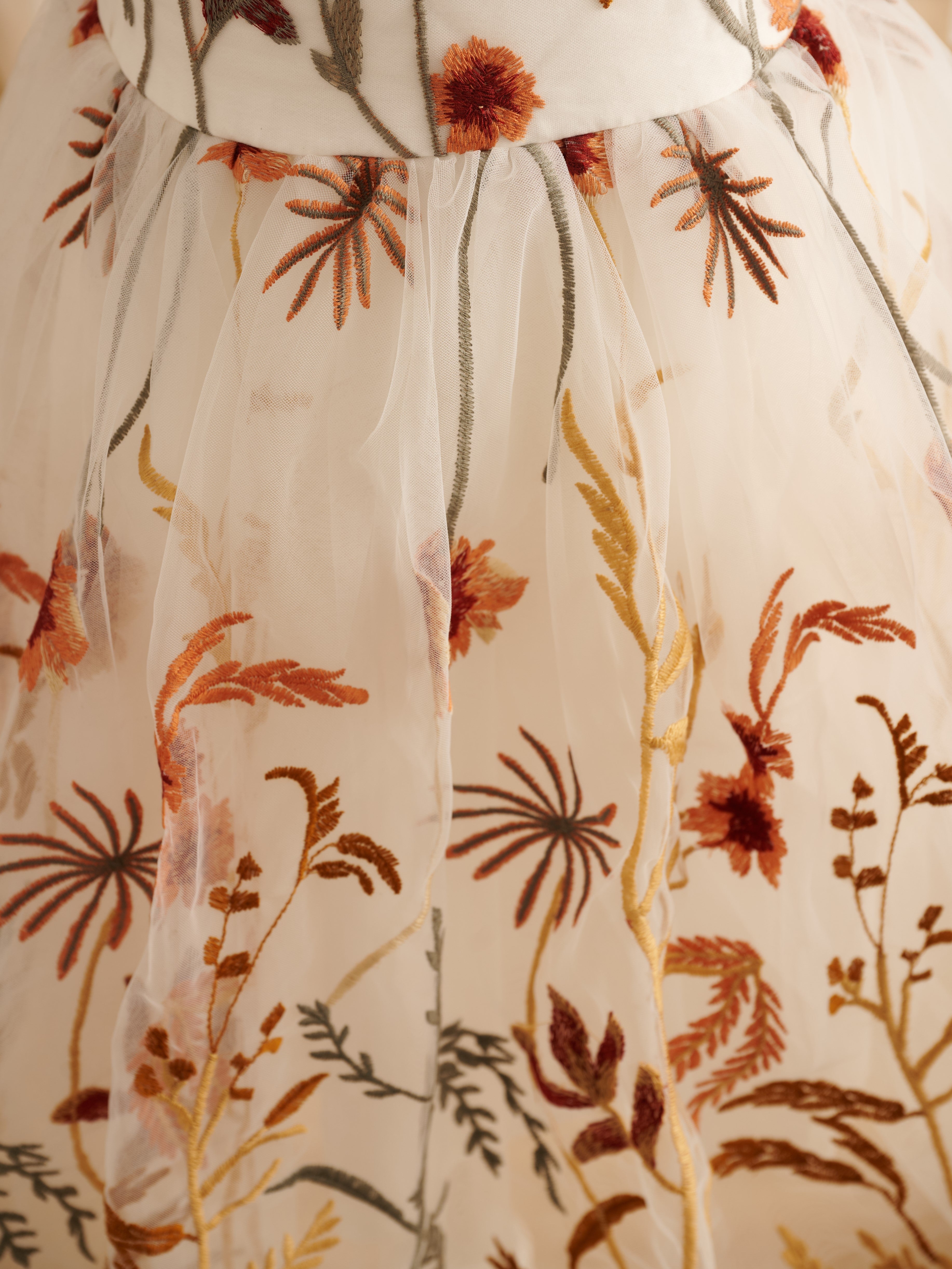Knielanges Blumenmädchenkleid aus gebranntem orangefarbenem Spitzentüll mit Stickerei 