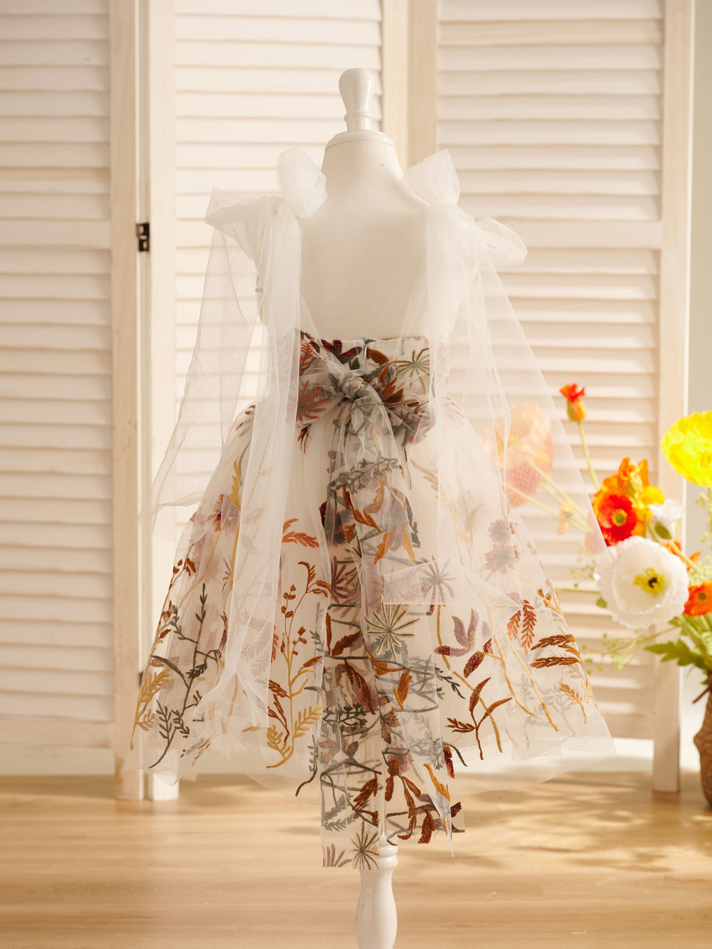 Knielanges Blumenmädchenkleid aus gebranntem orangefarbenem Spitzentüll mit Stickerei 