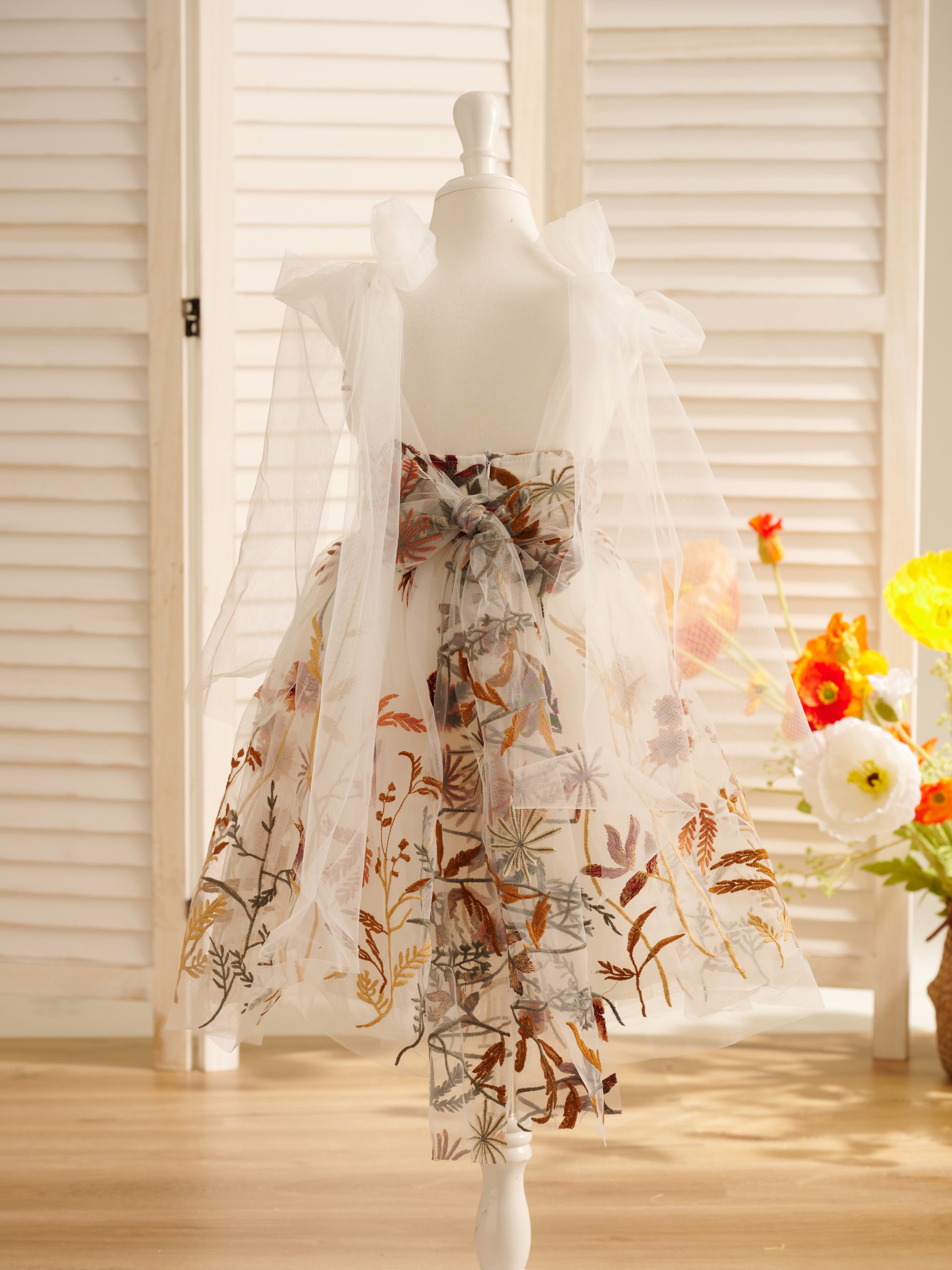 Knielanges Blumenmädchenkleid aus gebranntem orangefarbenem Spitzentüll mit Stickerei 