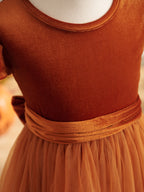 Bodenlanges Winter-Blumenmädchenkleid aus Samt 