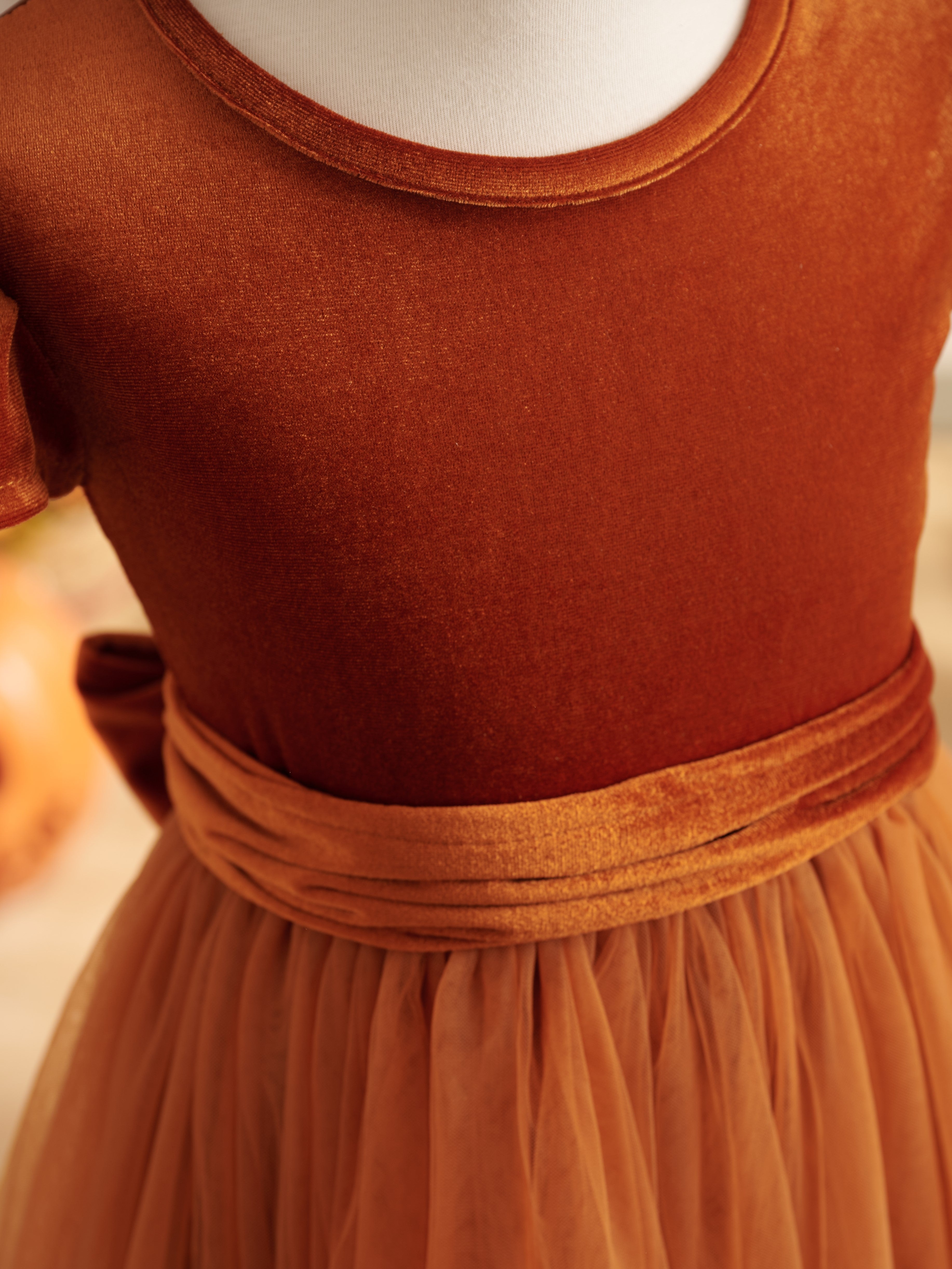 Bodenlanges Winter-Blumenmädchenkleid aus Samt 