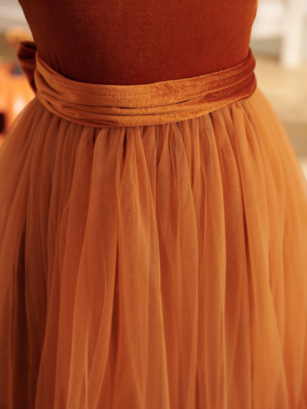 Bodenlanges Winter-Blumenmädchenkleid aus Samt 