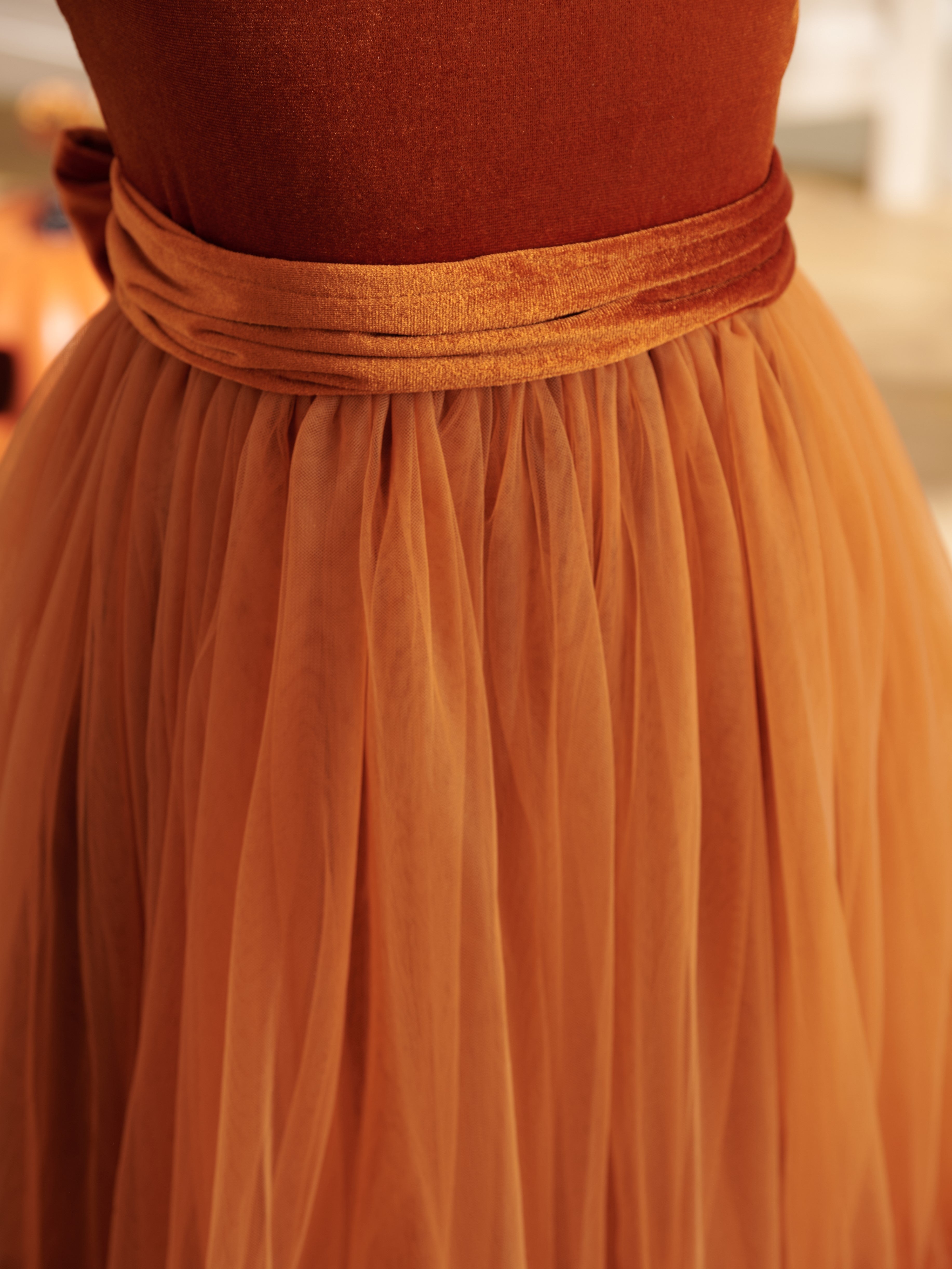 Bodenlanges Winter-Blumenmädchenkleid aus Samt 