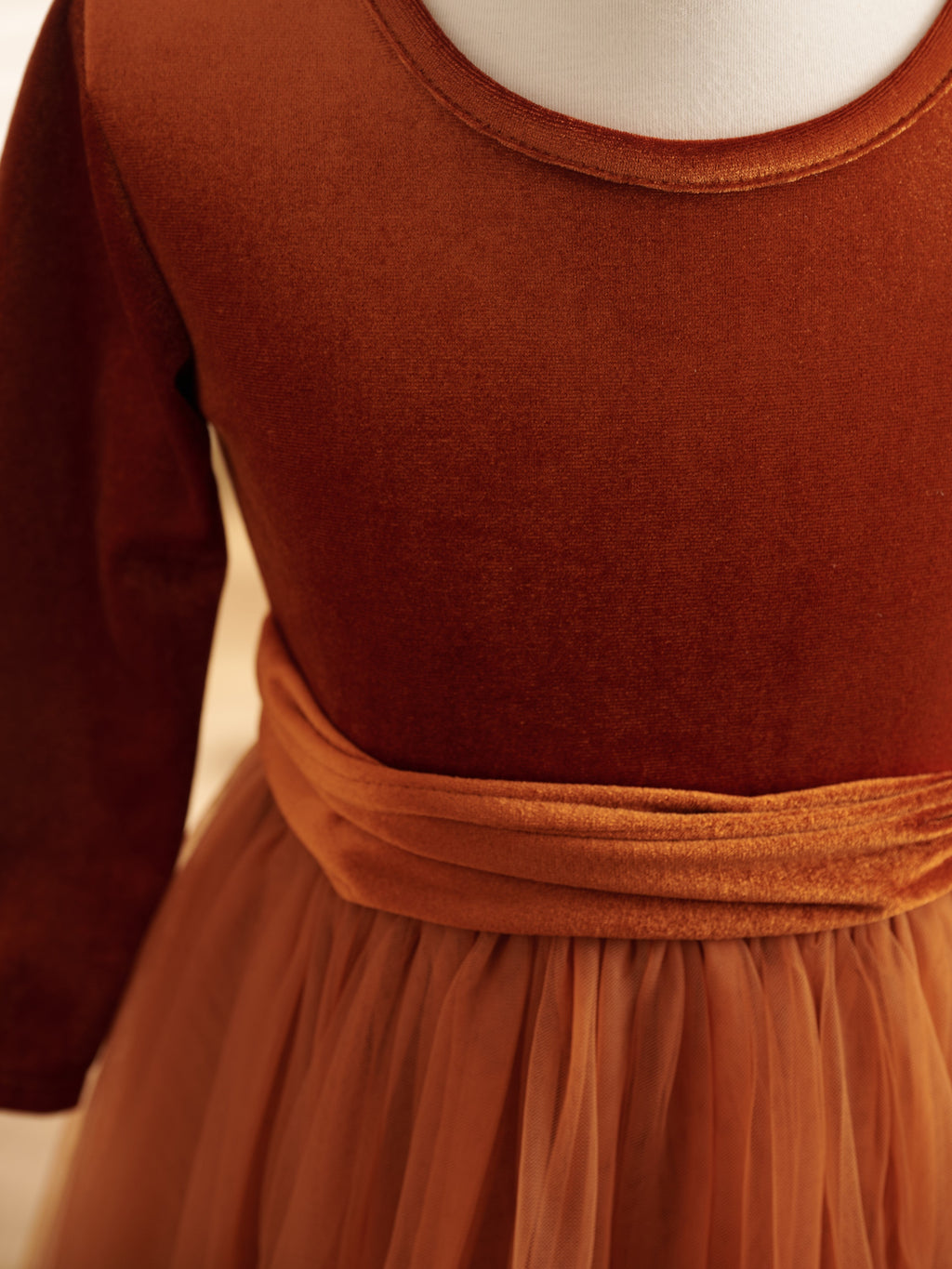 Knöchellanges Winter-Blumenmädchenkleid aus Samt 