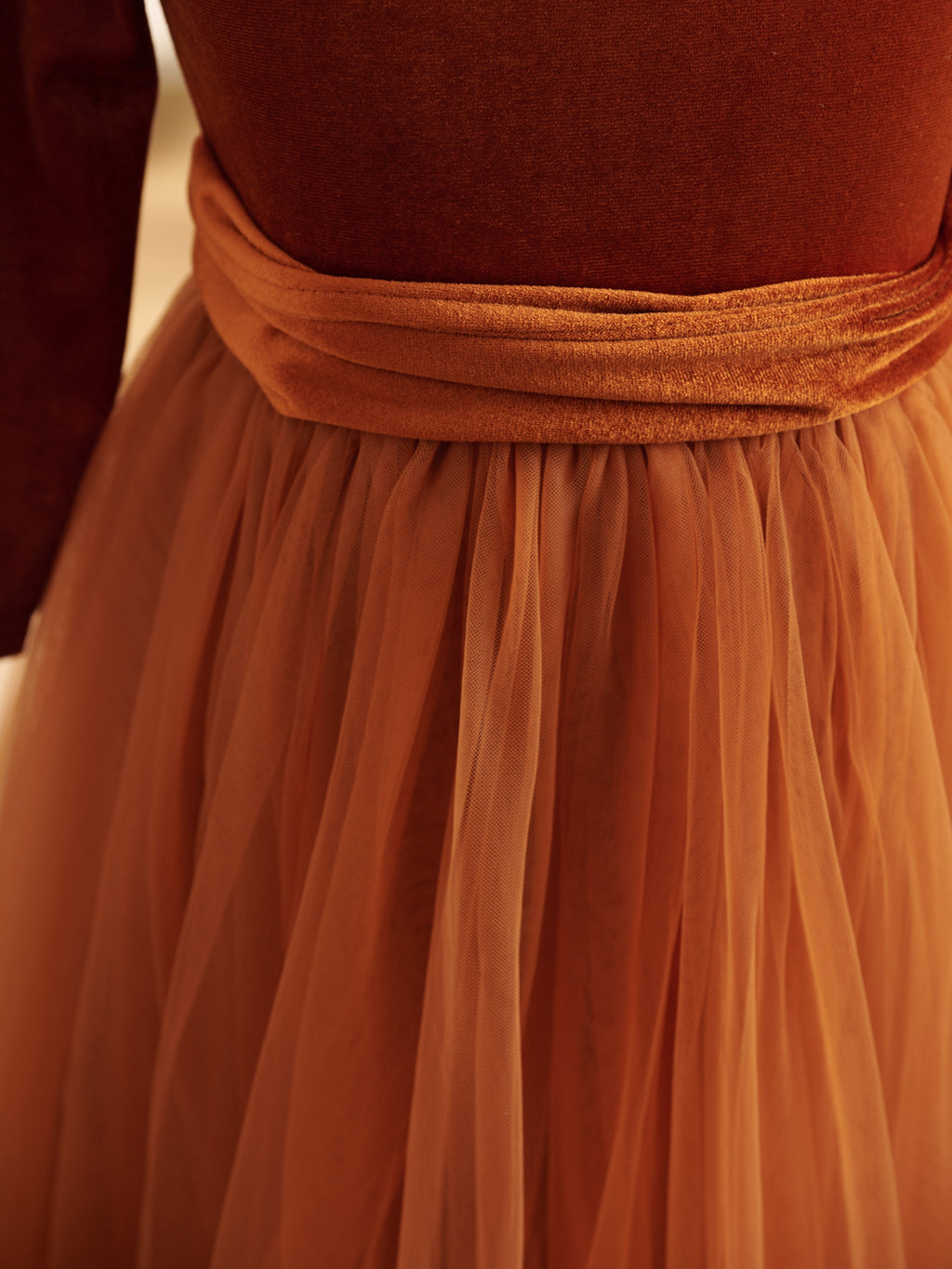 Knöchellanges Winter-Blumenmädchenkleid aus Samt 