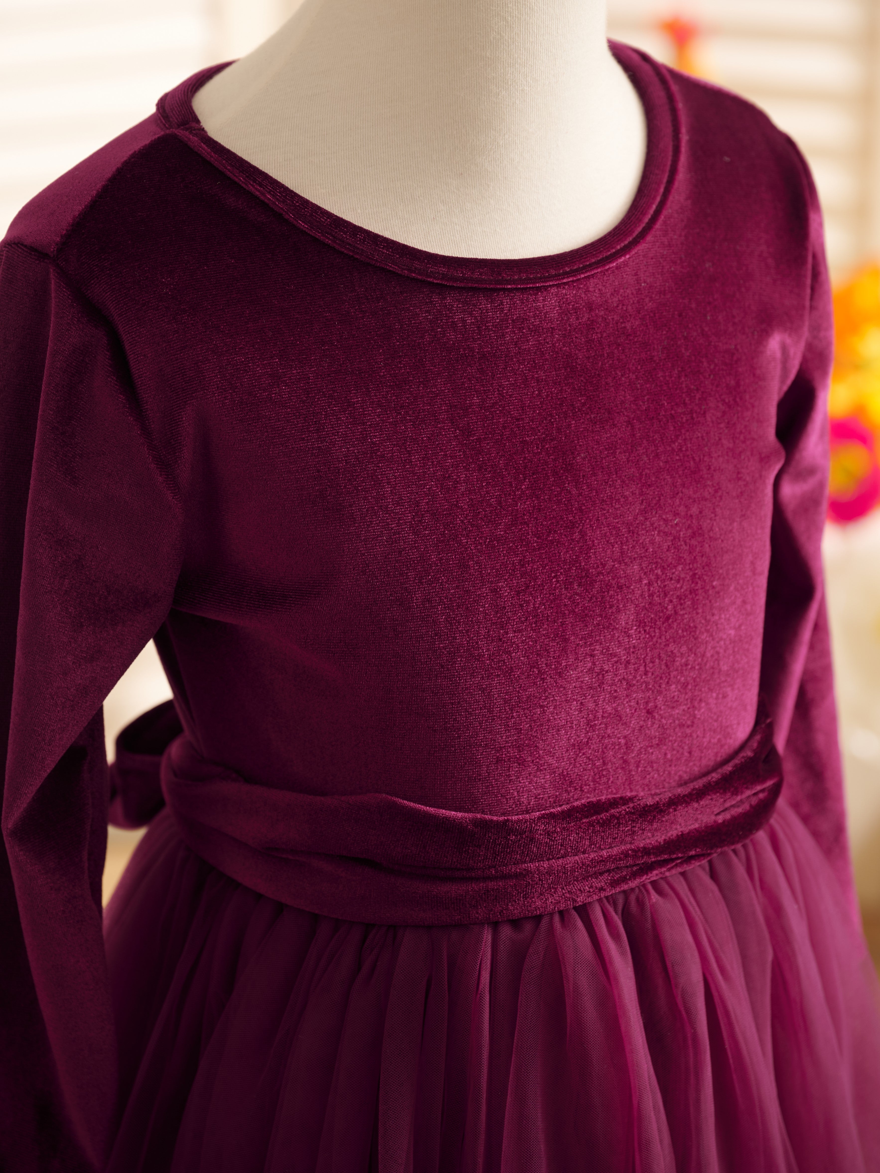 Knöchellanges Winter-Blumenmädchenkleid aus Samt 